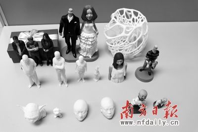 3D打印机打印出来的人物雕像和装饰品。戴双城摄