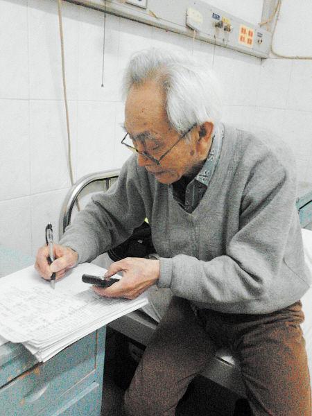 杜修源老人埋头写着特殊的“日记”。 李卓摄