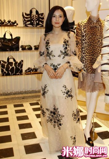 为Valentino米兰旗舰店剪彩，身穿白色黑花图案长裙淡雅迷人，身姿飘逸轻盈春意盎然。