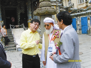 与巴基斯坦文化参赞交谈