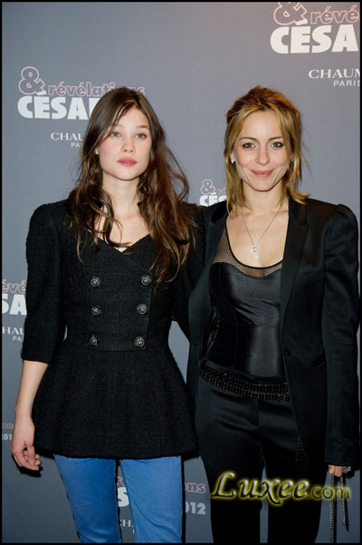 《加勒比海盗4》美人鱼演员阿斯特丽德·伯格斯·弗瑞斯贝（Astrid Bergès-Frisbey）与法国著名女影星奥黛丽·达娜（Audrey Dana）(从左至右)