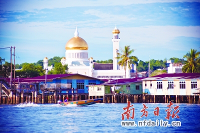 文莱的水上村落与纳柏嘉清真寺交相辉映。                    文莱旅游局供图
