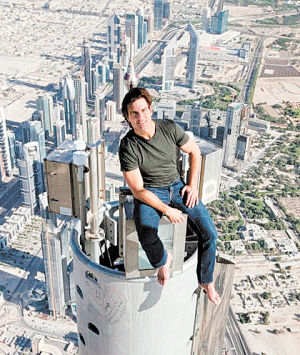 即将迎来50岁生日的汤姆·克鲁斯在新电影中挑战自我，爬上世界第一高楼哈利法塔。