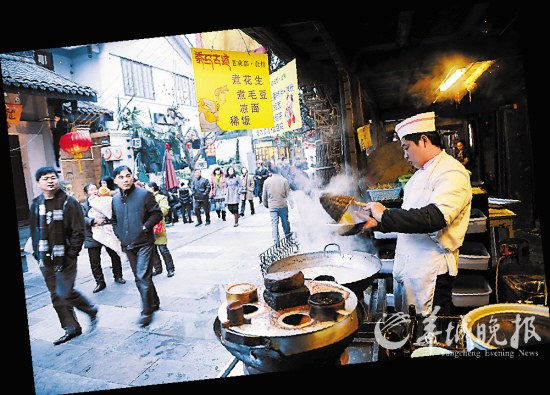 成都市宽窄巷子，小吃店服务员正在制作“肥肠粉”