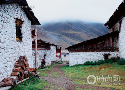 莫斯卡村虽小，但村子里的建筑都似统一规划，墙面雪白，环境宜人 。