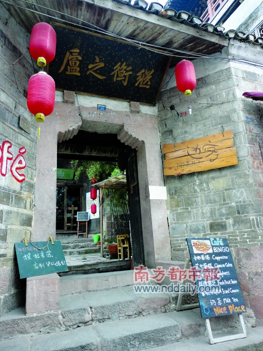 凤凰古城里精致的小咖啡店。