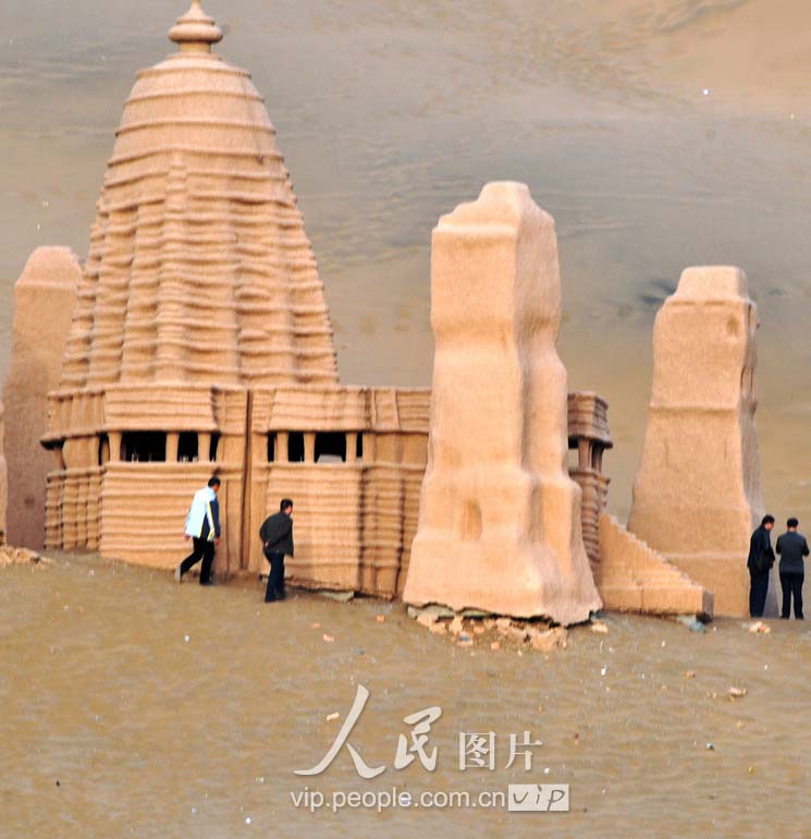 2012年2月27日，一批游客在库木塔格沙漠风景区的“沙漠城堡”里游览。