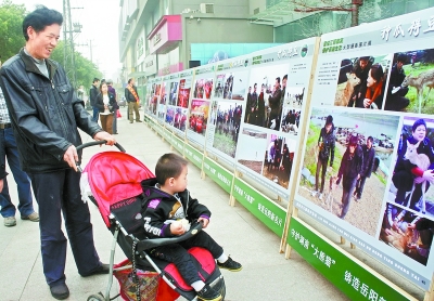 4月5日，由湖南日报驻岳阳记者站、岳阳市江豚保护协会联合主办的“留住江豚微笑， 保护母亲湖”大型环保图片展在岳阳市百盛广场开展，展出了100多幅反映江豚和环保内容的图片。