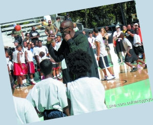 　　篮球明星科比在洛克公园向球迷讲解技巧。（资料图片）