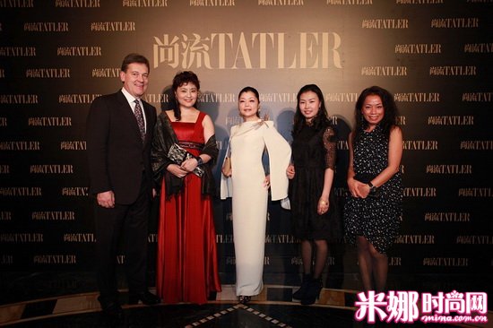 Edipresse总裁Barrie及夫人Rita与贵宾 Victoria Zhou, Cathy Mao合影