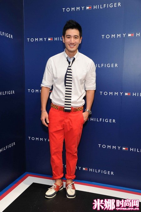 模特儿崔豪进身穿Tommy Hilfiger 白色衬衫、红色斜纹裤、白色及蓝色黄间纹领带、咖啡色皮带及红/白/蓝色帆船鞋