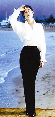 今年的戛纳虽是众星云集，但在网上这张巩俐出席1993年戛纳电影节的照片却被广为流传。网友说：时隔近二十年，巩俐白衬衫、黑西裤的简单装扮被瞬间秒杀，是今日这些浓妆艳抹的“妖孽”。