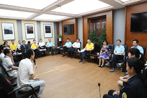 王岐山副总理一行与湖南省旅游先进工作者和劳模代表亲切交流