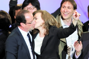 　　奥朗德获胜后与女友瓦莱丽深情拥吻。