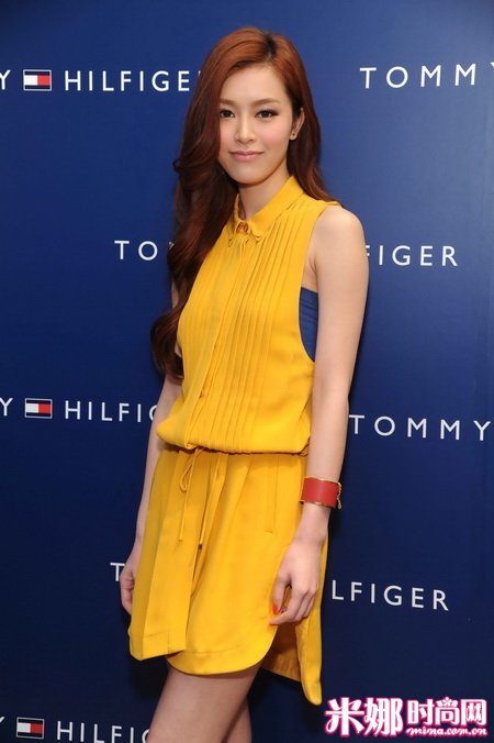 文咏珊  身穿Tommy Hilfiger 2012春夏Runway女装系列之黄色打褶无袖连衣裙