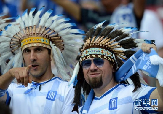 　　6月16日，希腊队球迷在比赛前。当日，在波兰华沙国家体育场举行的2012欧洲足球锦标赛A组的第三轮比赛中，希腊队对阵俄罗斯队。刘力航 摄 图片来源：新华网