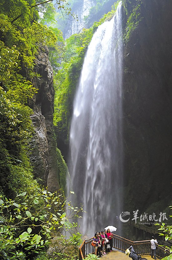 　　武隆龙水峡地缝瀑布 黎存根 摄