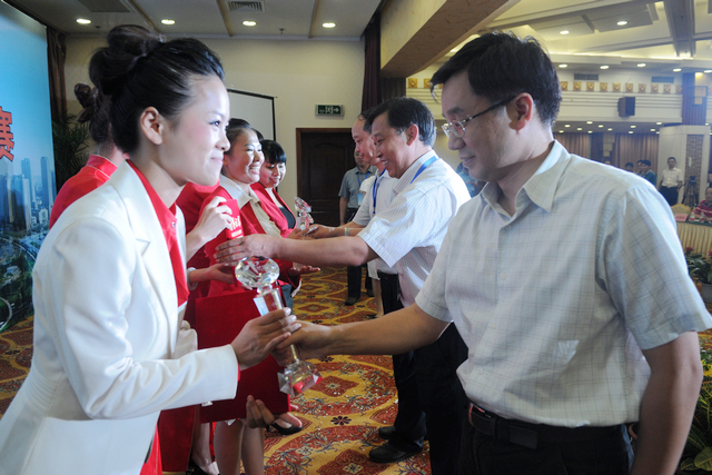 郑州市旅游局党组副书记、常务副局长张杰为获奖选手颁发奖杯