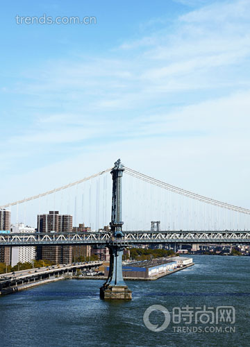 纽约共有3座悬索桥横跨东河（East River）连接布鲁克林和曼哈顿，曼哈顿大桥便是其中的一座。