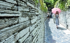 青岩的石头围墙。