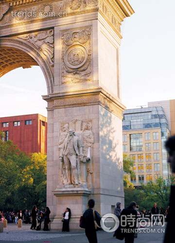 格林威治村著名的华盛顿广场拱门，穿过拱门便是占地10英亩的一个公园。公园周围大部分建筑是纽约大学的校舍，学生和游客时常光顾。