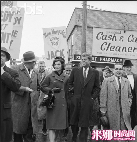 1960年的Jackie Kennedy（手袋很像是漆皮的），陪伴担任麻州州长的丈夫