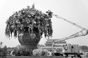 　　天安门广场中心，大型花篮“祝福祖国”进行吊装。CFP 图
