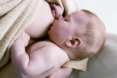 母乳喂养好处多 儿时吃母乳成年抑郁少