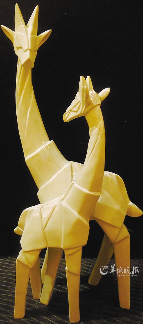 长颈鹿看起来是用纸折的，其实是陶瓷烧制