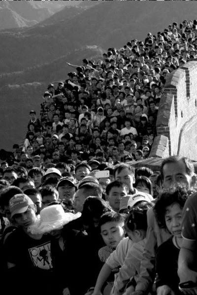 　　下图：八达岭长城在“十一”期间游人如织。（资料图片）本报记者潘之望摄