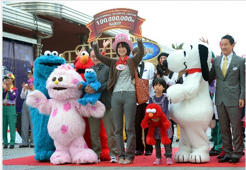 　　大阪USJ主题公园第一亿位参观者被各种玩偶包围