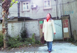 　　11月24日，上海溧阳路1084弄，德宁站在曾经居住过的弄堂内回忆往事。早报记者 高征 图