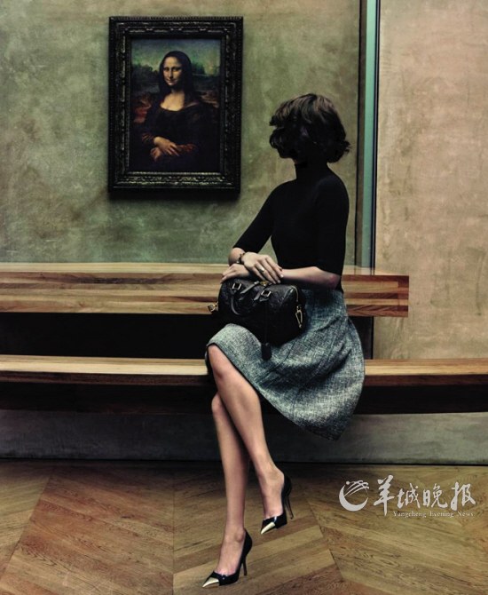 女主角端坐在著名的蒙娜丽莎画像面前