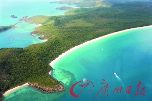 俯瞰圣灵群岛的白天堂沙滩。