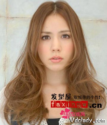 2012女生<em>长发中分发型</em> 打造<em>瓜子脸</em>美女_时尚