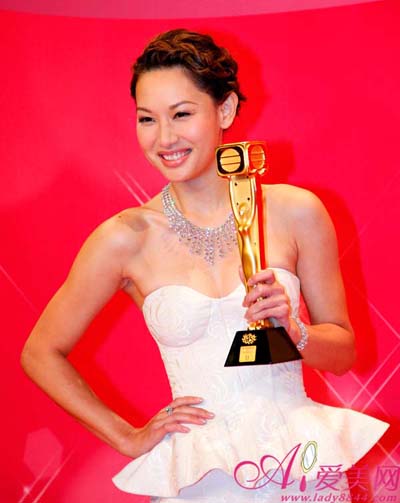 tvb女星:徐子珊与杨怡的黑裙相对的,徐子珊以白色拖地长裙亮相,性感