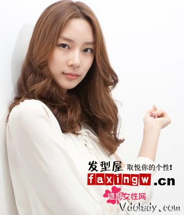 2012女生<em>长发中分发型</em> 打造瓜子脸美女_时尚