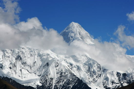 冰雪覆盖的贡嘎山 图：文月