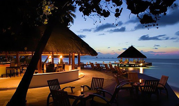 主要房型及参考价格：酒店共有45套沙滩别墅，其中10套拥有私人花园、观海游廊、马尔代夫传统秋千。房间参考价格从800美元/天至2000美元/天不等。