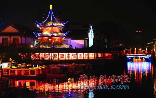 春节期间，    南京(机票)    夫子庙灯会上的美丽花灯和夜景。