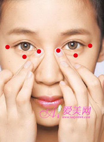 step8 指腹按压眉头攒竹穴,眉中鱼腰穴,眉尾丝竹空穴,各停3秒,重复3~5
