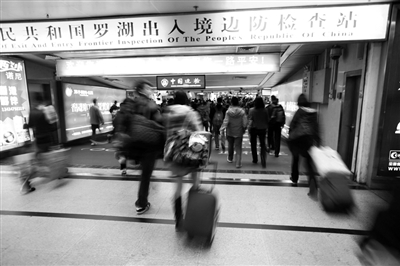 香港从圣诞一直持续到新年的购物优惠吸引了大量游客。哼哼牛 高坦 摄