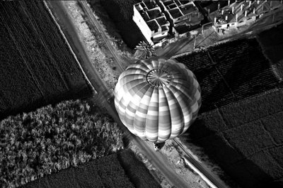 　　2012年2月20日在埃及卢克索拍摄的热气球的资料照片。