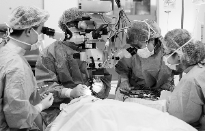 　　在上海第十人民医院手术室，医生为病人做眼部手术。　　▲
