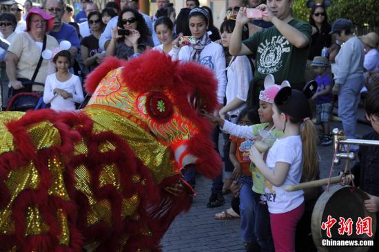 　　当地时间1月25日（中国农历新年初三），加州迪斯尼乐园的舞狮表演吸引游客。当日，加州迪斯尼乐园充满中国元素，来自中国北京等地的近千名游客在这里欢度中国农历龙年。记者 毛建军 摄