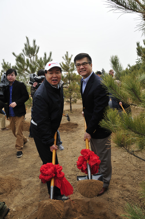 华彬集团董事长严彬博士与美国驻中国大使骆家辉共同种下中美友谊树