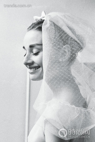 奥黛丽赫本身披短款婚纱的经典造型，至今仍为新娘们的范本