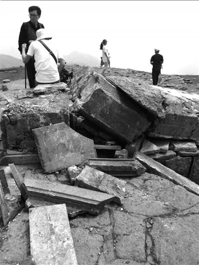 　　武功金顶石碑遭雷电击毁前后图。
