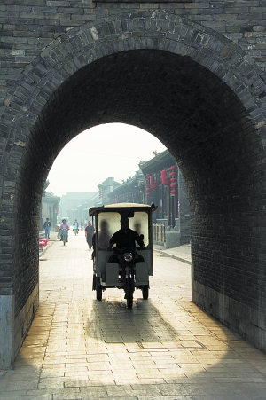 　　平遥古城是中国境内保存最为完整的一座古代县城，是中国汉民族城市在明清时期的杰出范例，在中国历史的发展中，为人们展示了一幅非同寻常的文化、社会、经济发展的完整画卷。