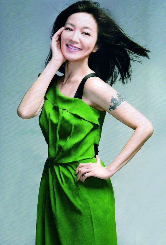 　　台湾着名娱乐节目主持人阿雅一袭OBBLIGATO奥丽嘉朵绿色裙